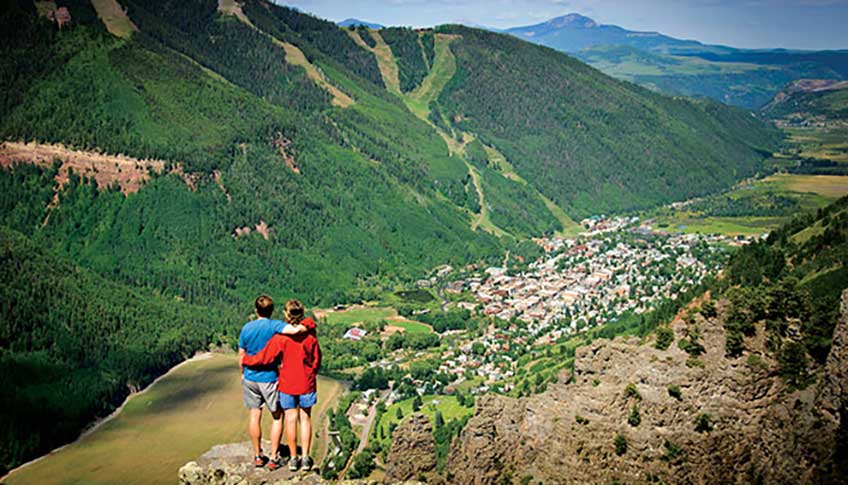 summer-hikers-town-848x485